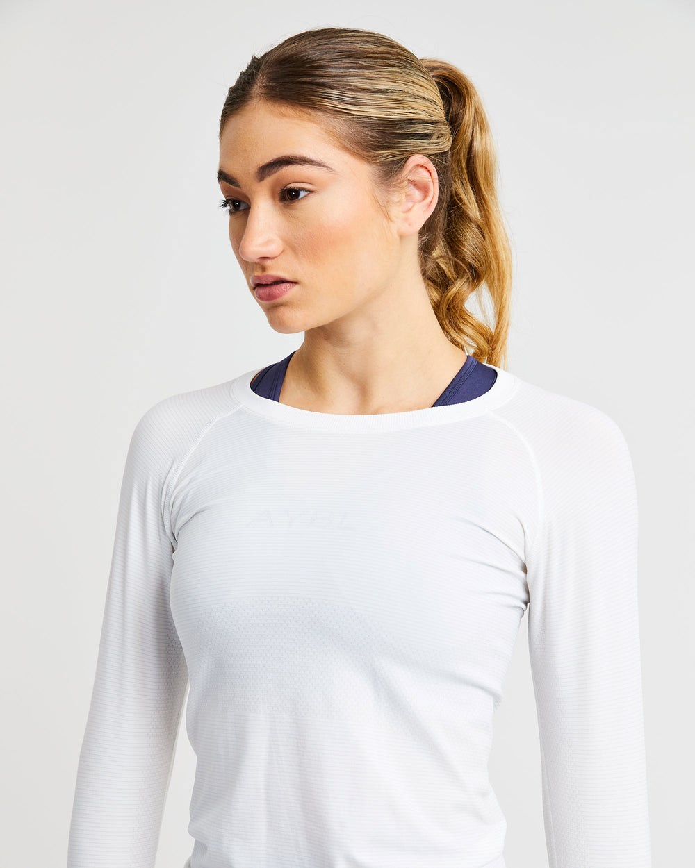 AYBL Embrace Seamless Long Sleeve T Shirt Biele | 40YVJNLRI