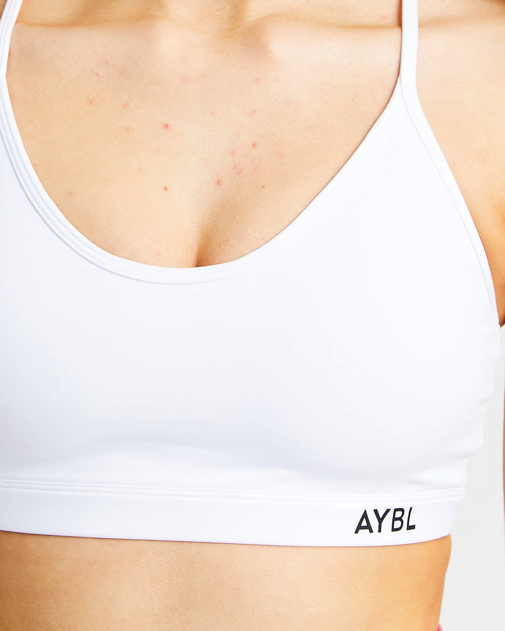 AYBL Essential V Neck Sports Bra Biele | 80FQDSCYH