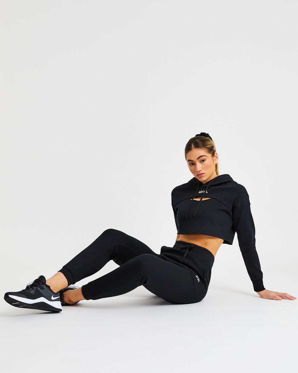 AYBL Everyday Cutout Crop Hoodie Čierne | 06DJZUBHA