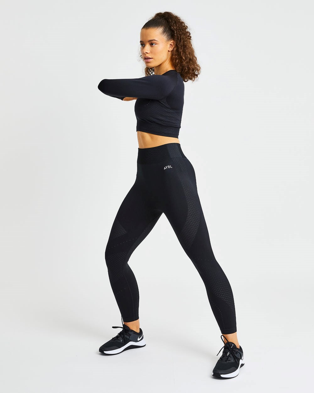 AYBL Ignite Seamless Long Sleeve Crop Top Čierne | 31CWQSIGT